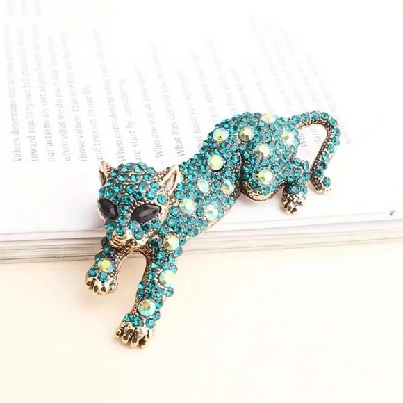 NEW Vintage Leopard Brooch 💚 Emerald & Gold Rhinestone Pin. Panther Brooch 🐆 - Picture 2 of 6